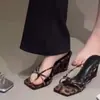 Sandalias de Tanga de Leopardo Modernas para Mujer con un Diseño Relajado, Elegantes Tacones de Cuña Altos