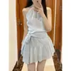 Vestido de férias único e estiloso com um toque sexy, emagrecedor e moderno, com alças, acinturado e detalhes de babados