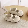 Vestido de renda com flor e estampa de bolinhas sapatos de princesa de bico fino doces e fofos para bebê coleção outono 2026 sapatos pequenos de couro