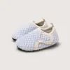 Sapatos de Chão com Veludo Plus Outono/Inverno para Pais e Filhos Pantufas de Algodão Engrossadas para Crianças Isolamento Térmico Antiderrapante Solado Macio Meias de Caminhada Casais Adultos