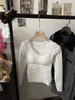 Camiseta Base de Encaje con Forro de Polar Blanco para Mujer, Nuevo Estilo Otoño e Invierno 2025, Tejido Cepillado, Adecuada para Usar en Capas o Sola, Top de Manga Larga con Cuello en V y Almohadillas en el Pecho