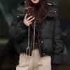 Estilo Curto com Capuz Item Quente Popular Este Ano Roupas Femininas de Inverno Jaqueta de Algodão Marrom-avermelhada Estilo Coreano Jaqueta Pequena Acolchoada Espessa Estilo Chanel