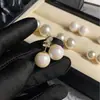 Pendientes de Botón Perla de Alto Brillo con Aguja Plateada Electrochapada para Mujer, Estilo Francés, Pendientes de Alta Gama, Pendientes Versátiles de Personalidad, Estilo Dulce Inspirado en Chanel
