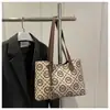 Bolso Tote Floral Vintage Nuevo 2026 con un Toque de Alta Gama, Gran Capacidad, Bolso de Hombro Versátil para el Trabajo, Bolso de Mamá, Bolso de Mano