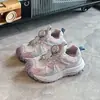 Sandalias de media caña para niños, nueva colección otoño 2026, con diseño hueco y transpirable, suela con dibujo de neumático y una moderna hebilla giratoria, adecuadas tanto para niños como para niñas