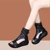 Sandálias de Couro Macio com Solado Grosso para Mulheres, Sandálias Plataforma Cuña Retro 2026 Nova Coleção Verão Cano Alto Aumenta Altura Peep-Toe Sapatos Romanos