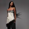 Estilo puramente sedutor com renda de cor contrastante e camisola de cetim, estilo socialite elegante com bainha irregular, top interno sem mangas de alta qualidade