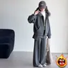 Conjunto de Pelúcia para Meninas Outono Inverno 2026 Novo Estiloso Fashionável Jaqueta com Gola de Pelo Calça de Pelúcia Infantil Conjunto de Duas Peças de Inverno