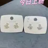 Estilo Nuevo Chapado en Oro Real Aguja de Plata S925 Versátil Exquisitos Pendientes Pequeños de Trébol Modernos Versátiles Pendientes de Circonita