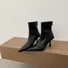 Botines Cortos Ajustados de Felpa con Tacón Alto Clásico y Punta Fina con Cremallera Trasera Moda Otoño/Invierno 2026 Diseño de Moda Botines Cortos con Cremallera Trasera