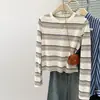Foto real de camiseta de manga larga a rayas de bloques de color estilo coreano para mujer, adecuada para primavera y otoño, versión coreana, corte holgado, top corto básico
