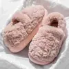 Chinelos de algodão femininos para uso externo no inverno, novo modelo 2026, pantufas de pelúcia quentes para casa, sapatos de algodão fechados antiderrapantes para maternidade para mulheres