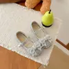 Zapatos de princesa de moda para niñas con diamantes de imitación, nueva colección primavera/otoño 2026, planos de punta poco profunda, tallas medianas y grandes, con lazo y adornos de cristal, zapatos de piel
