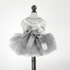 Roupas para Filhotes de Cachorro e Gatos Outono e Inverno Novo Estilo Colar de Pérolas Vestido Cisne Cinza Vestido de Princesa Estoque Pronto Roupas para Pets