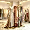 Suporte de Exibição Hanfu Xiuhe, Cabideiro Estilo Chinês, Suporte de Exibição para Estúdio de Casamento, Exibidor Simples de Chão para Roupas e Adereços
