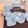 Juego de cuatro piezas de algodón lavado a rayas y color liso, estilo simple de dos tonos, suave y amigable con la piel, funda de edredón individual, adecuada para todas las estaciones, disponible para envío directo