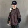 Sudadera para niño primavera y otoño 2026 modelo nuevo, conjunto de otoño para niños talla mediana y grande, top a rayas tipo dos piezas para niño, ropa de otoño moderna para niños
