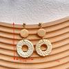 Aretes tejidos de ratán de hierba hechos a mano estilo bohemio de vacaciones aretes de playa junto al mar aretes colgantes redondos geométricos para mujer