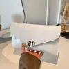Bolsa quadrada pequena retrô de alta qualidade estilo coreano para mulheres, nova coleção outono 2026, design de nicho, carteira de couro patente, bolsa de noite