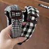 Faixa de Cabeça Xadrez com Botão para Uso Diário Feminino 2025 Nova Retro Xadrez Preto e Branco Versátil Presilha de Cabelo Faixa para Lavar o Rosto Pressionar o Cabelo