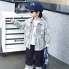 Chaqueta de Mezclilla Tie-Dye para Niños Primavera/Otoño 2026 Nueva Tendencia Popular para Niños Cuello Camisero Manga Larga Estilosa