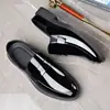 Sapatos casuais masculinos de couro slip-on transfronteiriços, sapatos casuais masculinos, mocassins de couro envernizado brilhante masculinos para negócios, saco OPP