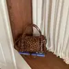 Bolso Boston Estampado Leopardo Retro para Mujer 2026 Otoño/Invierno Nuevo Gamuza Felpa de Mano Cilindro Redondo Bolso de Hombro Cruzado Bolso Almohada