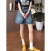 Calça jeans cropped de cintura baixa, corte solto, com bolsos, franjas de strass e efeito desgastado lavado