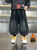 Ropa de Otoño e Invierno para Niños Bolsillo Trasero Bordado Jeans con Felpa Ropa de Una Pieza de Terciopelo Suelta Casual para Niños Pantalones de Bebé Comercio Exterior
