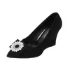Nuevos tacones altos negros estilo francés para mujer 2026, de punta fina, con hebilla cuadrada y adornos de pedrería, caracterizados por un tacón delgado, diseño elegante y estilo versátil, con puntera poco profunda