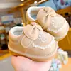 Sapatos de Criança Primavera e Outono Novo Estilo Iniciante Sapatos de Bebê Menina 1-2 Anos Sapatos de Bebê Sola Macia Antiderrapante Sapatos que Fazem Barulho