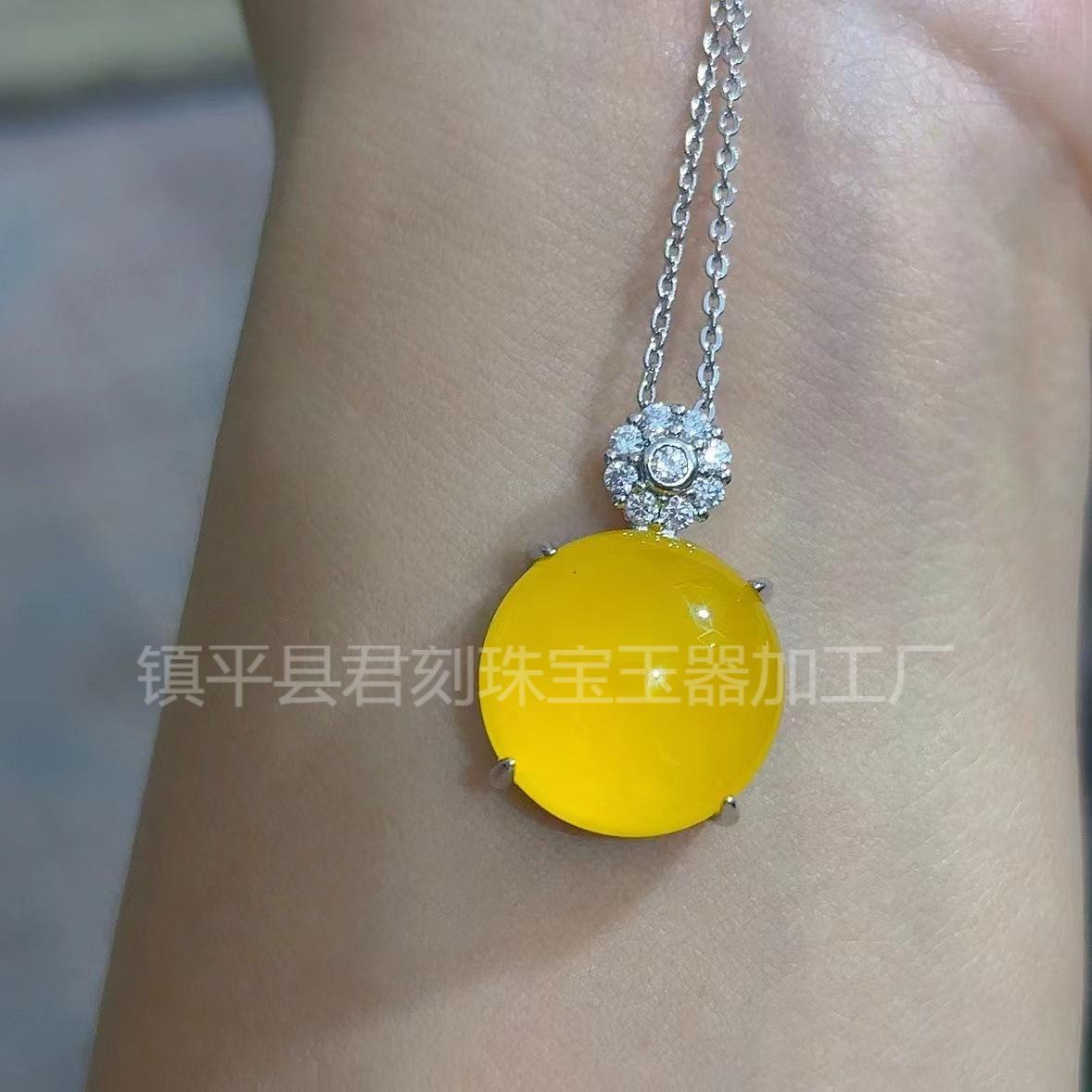 玉髓吊坠