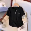 Camiseta Plus Size com Decote V e Manga Curta para Mulheres, Design Estiloso, Novo Estilo de Verão, Caimento Solto, Emagrecimento, Cobre o Corpo, Top Assimétrico
