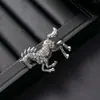 Broche Vintage de Liga com Strass, Insígnia de Alto Padrão, Alfinete de Acessório Animal de Luxo Leve, Design Criativo Transfronteiriço Europeu e Americano