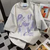 Camiseta de Manga Curta com Estampa de Letras Graffiti Normcore de Nicho Tendência Feminina High-End Verão 2025 Casual Solta Top Ins