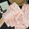 Venta al mayoreo del fabricante: Conjunto de pijama largo de manga larga y pantalón largo para mujer con diseño de algodón nube, con rayas rosas, estampado de dibujos animados y estilo cárdigan con cuello, adecuado para usar en primavera y otoño