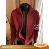 Suéter cárdigan rojo de tres rayas para hombre, estilo casual de invierno, prenda exterior del año zodiacal, cuello semi-alto, tejido de punto con doble cremallera