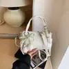 Nova Bolsa Quadrada Pequena Exclusiva de Alto Padrão para Mulheres da Primavera de 2026, Simples, Moderna, Versátil, Bolsa de Mão e Bolsa Transversal Adequadas para o Trabalho