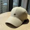 Boné de beisebol de lã simples estilo coreano bordado com letra, boné versátil para casal, aba larga, afina o rosto, boné feminino moderno
