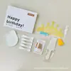 Utensilios para pastel cumpleaños juego de regalo de seis piezas tienda de repostería juego de suministros para fiesta al por mayor juego de cubiertos y platos desechables
