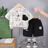 Conjunto de Verão para Meninos com Manga Curta Camiseta Estilosa com Estampa de Letras Shorts Cargo Infantil Roupa Infantil Tendência Duas Peças