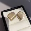Aretes Cuadrados con Arco Cepillado y Clavo Plateado, Aretes de Rombos Cepillados, Moda Europea y Americana, Aretes Versátiles, Lujo Ligero, Sensación de Alta Gama, Venta al por Mayor de Aretes