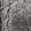 Los fabricantes procesan telas de algodón acolchadas y bordadas, ropa de algodón, parkas, chaquetas de plumas Bosideng, productos semiacabados