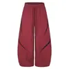 Calça longa desconstruída em blocos de cor vinho para homens, com cordão elástico, acabamento preto, design de perna larga solta, adequada para esportes, dança e como calça parachute, unissex