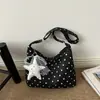 Bolso de un solo hombro con estampado de estrellas de lunares estilo coreano fondo negro estampado de estrellas blancas diseño de tela de nailon con charm de estrella de encaje