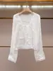 Shenzhen Nanyou presenta su nueva colección de otoño de ropa femenina de alta gama: una camisa de manga larga minimalista de estilo francés con escote en U y detalles de encaje