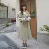 Tendência de Trench Coat Verde Feijão Versátil Confortável Amigo da Pele Casual Melhorador de Qualidade Nova Era Redutor de Idade Primavera e Outono 2025