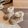 Sapatos de Menina Botas de Neve 2025 Novo Inverno Sapatos de Algodão Grandes para Crianças Botas de Algodão Espessas Forradas com Lã Botas para Bebê Menina Estilo Inverno