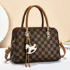 Bolsa de mão novo estilo 2026, estilo executiva feminina, simples e prática, grande capacidade, design de três camadas, bolsa de ombro em couro macio