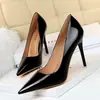 Zapatos de Tacón de Celebridad de Internet Nueva Colección Primavera 2026 Estilo Francés Versátiles Profesionales Zapatos Negros de Trabajo con Tacón Fino y Puntera Puntiaguda